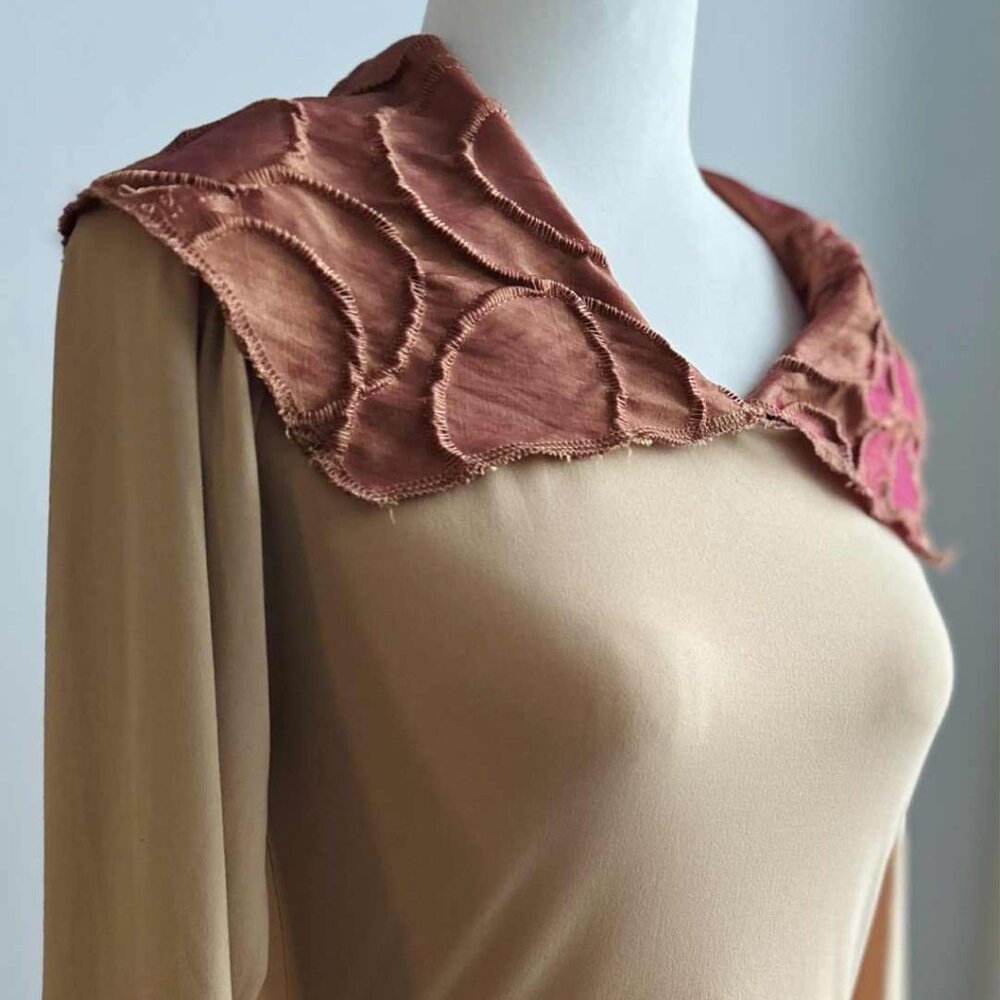 Véronique d’Aragon Apricot Knit Top w/ Sculpted Rust-Tone Metallic Collar – US S